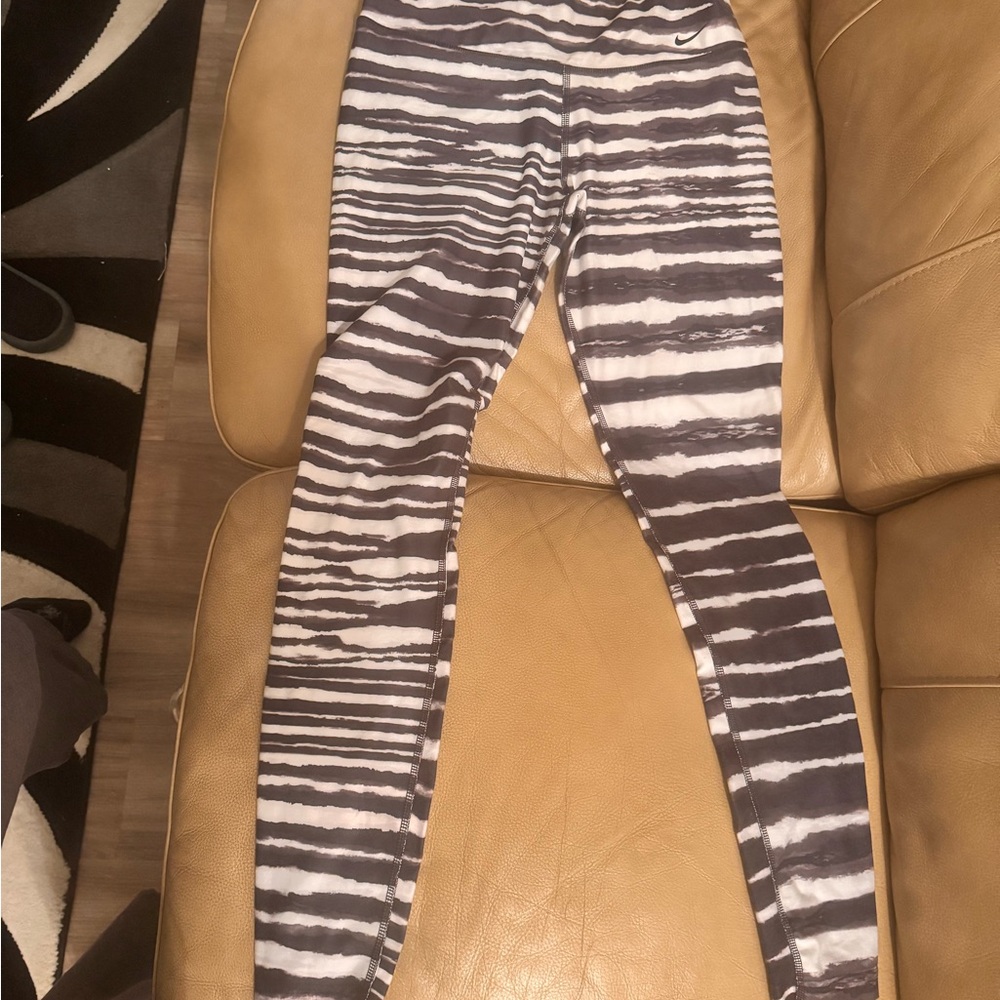 Nike Black and White Leggings Dynamic Pattern